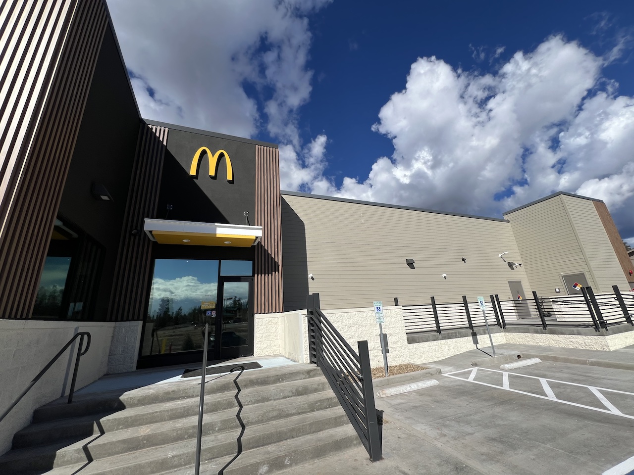 Tusayan AZ McDonald's - pedestriaan flood barrierIMG_6582 _smfile