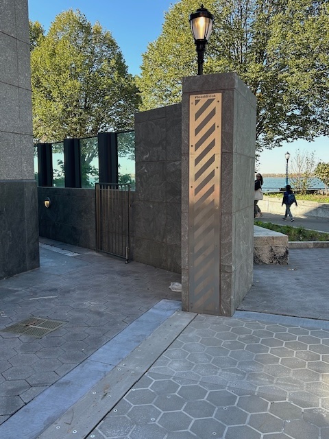 FloodBreak flip up flood barrier with sealing plate_smfile