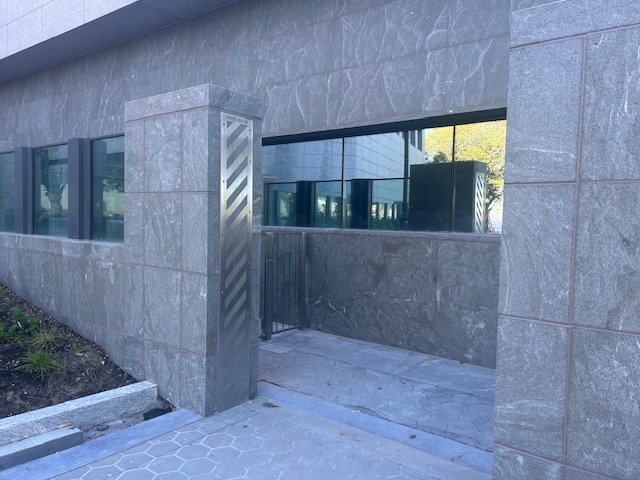 Museum of Jewish heritage - FloodBreak gate in flood Glass wall_IMG_2982 smfile